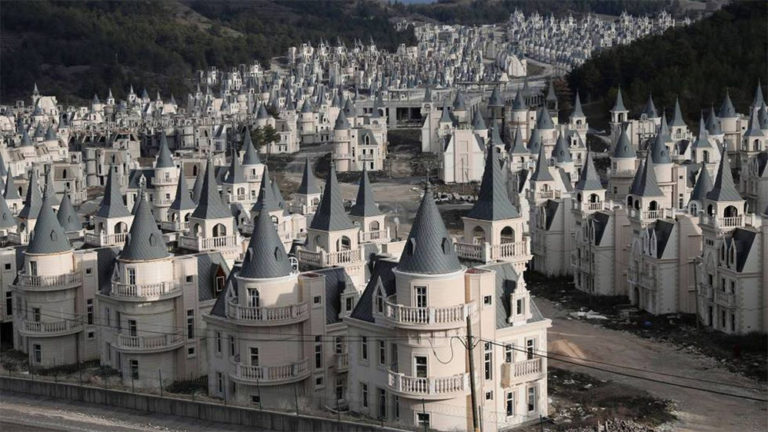 Lee más sobre el artículo Burj Al Babas la ciudad fantasma